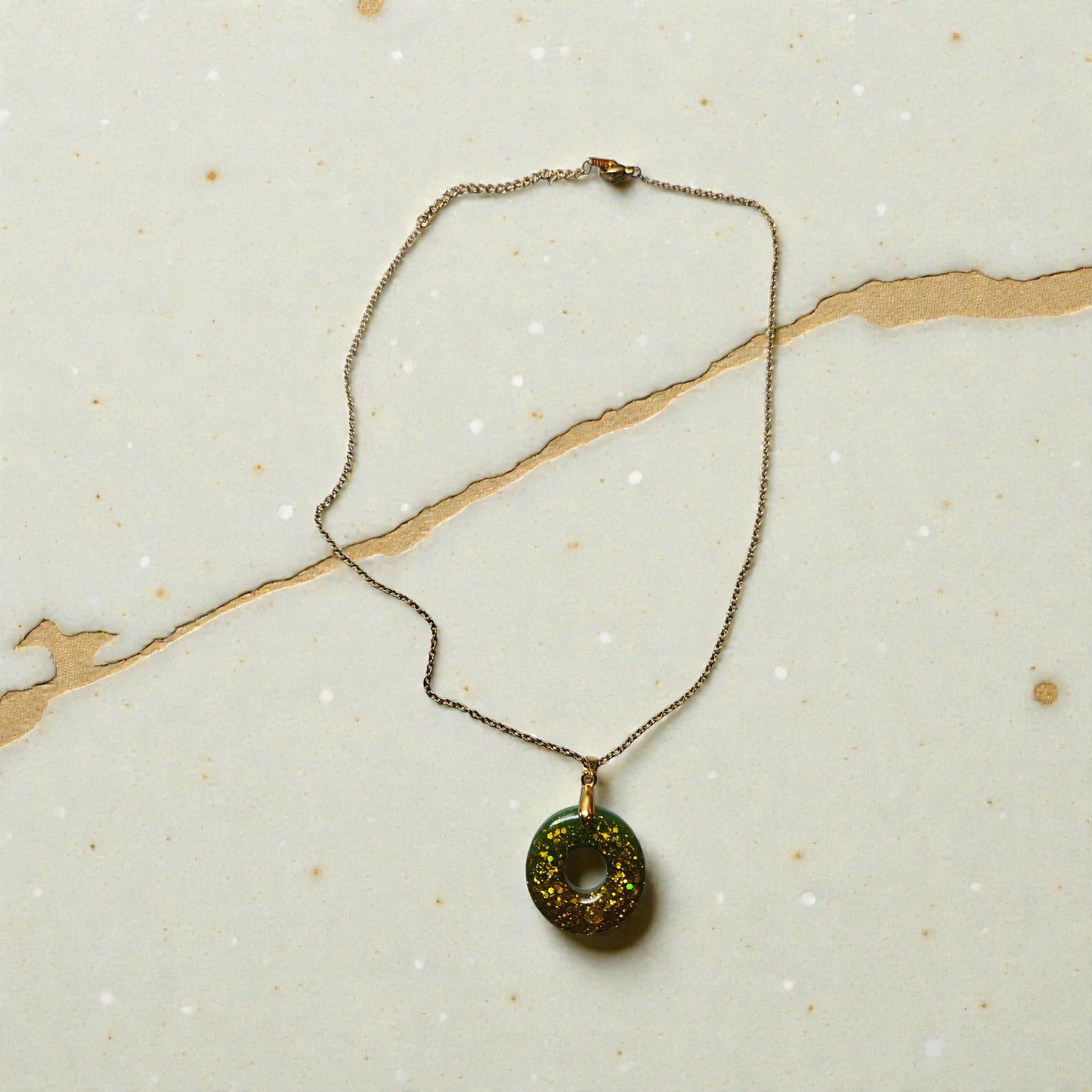 Pendentif cercle multicolore à paillettes doré