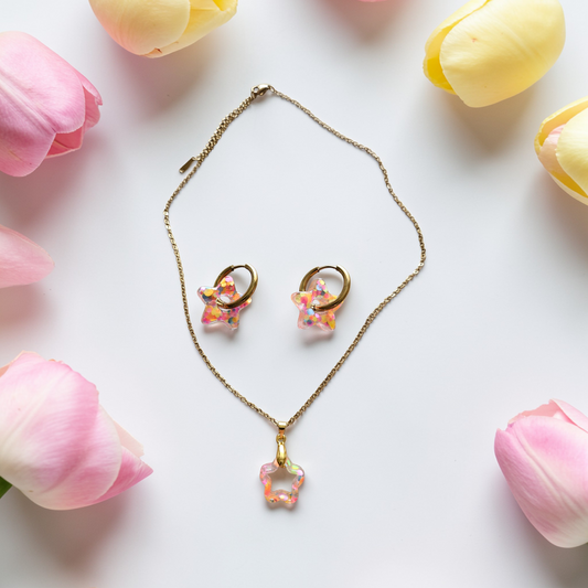 Parure en résine multicolores