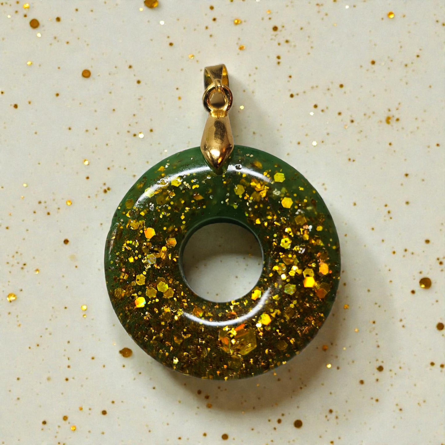 Pendentif cercle multicolore à paillettes doré