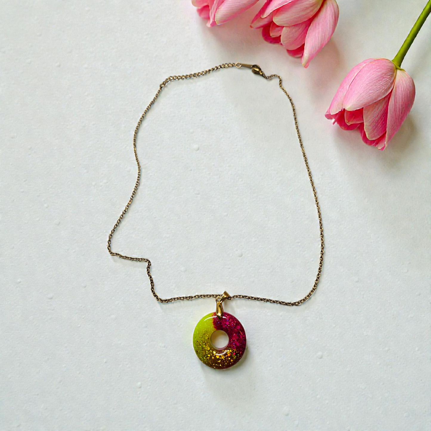 Pendentif cercle multicolores à paillettes doré